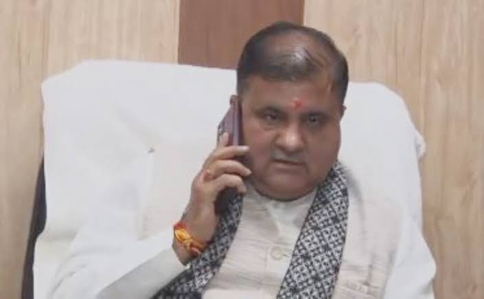 महेंद्र भट्ट को देना चाहिए इस्तीफा*