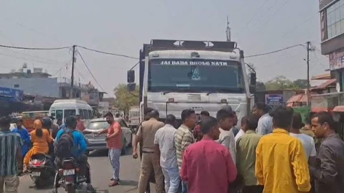 विकासनगर भयंकर रोड एक्सीडेंट, डंपर की चपेट में आने से बाइक सवार की मौत, ट्रक चालक फरार