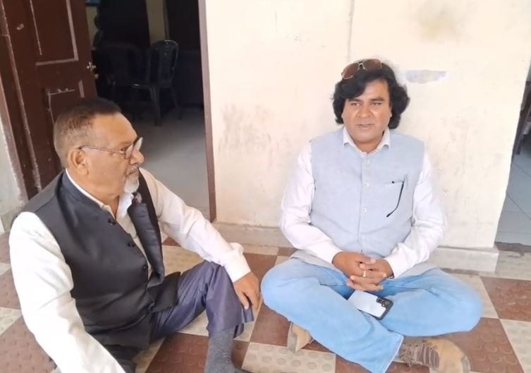 कांग्रेस मुख्यालय में कुर्सी विवाद: सूर्यकांत धस्माना की कुर्सी पर बैठने से मचा बवाल, पूरा मामला पढ़ें