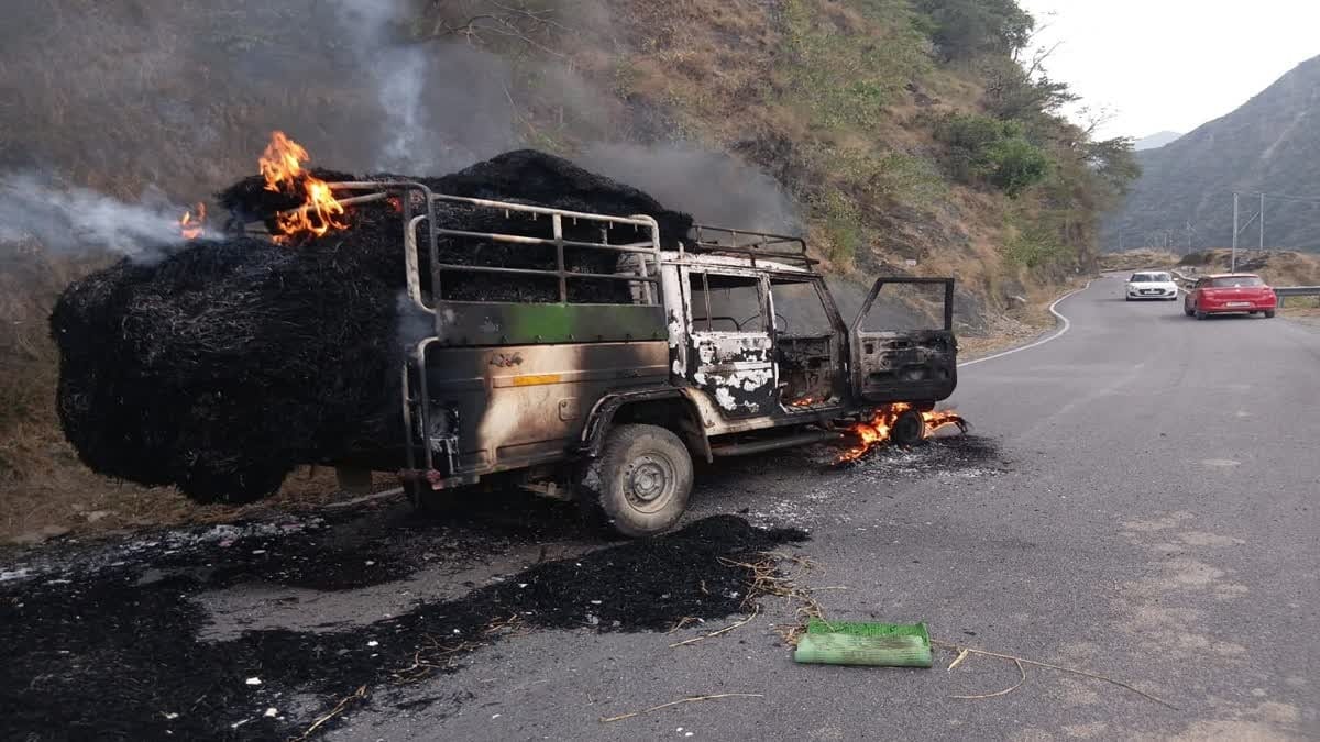 पराली से भरी चलती यूटिलिटी में लगी आग, दो लोगों ने कूदकर बचाई जान