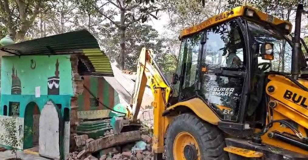 अवैध दरगाह पर प्रशासन की कार्रवाई, सरकारी ज़मीन से हटाया कब्जा