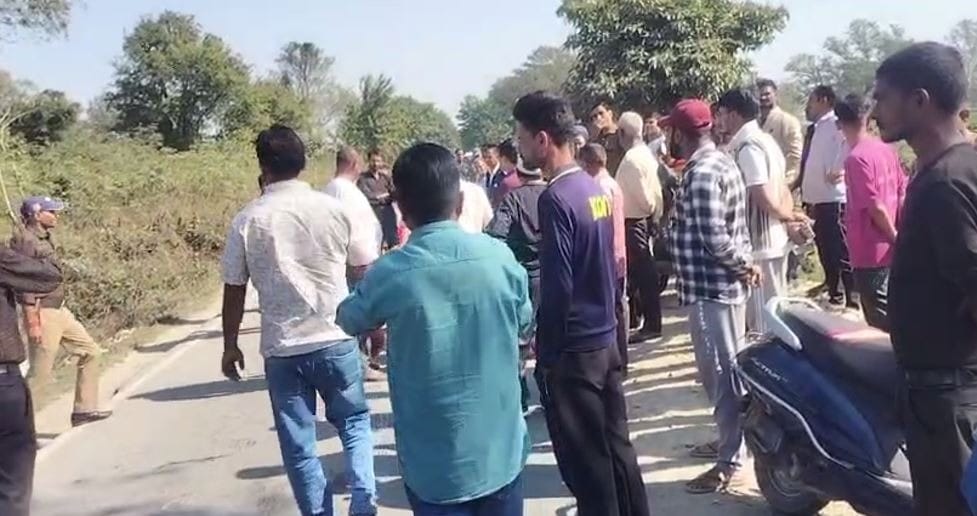 युवक को खनन से भरे ट्रैक्टर ट्राली ने कुचला, मौके पर हुई मौत, आक्रोशित भीड़ ने किया हंगामा