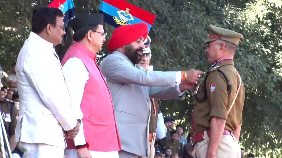 रैतिक परेड में पुलिस अधिकारी-कर्मचारियों और विभूतियों को किया गया सम्मानित