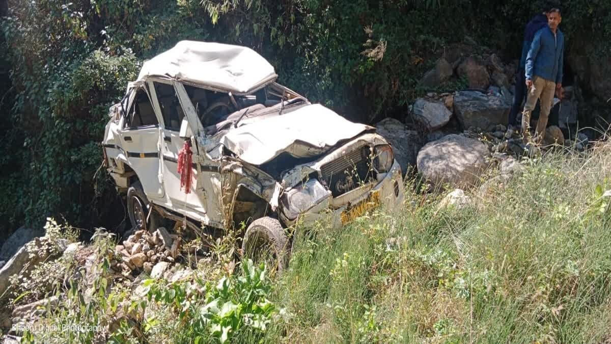 300 मीटर गहरी खाई में गिरा वाहन, एक व्यक्ति की मौत, दो गंभीर रूप से घायल