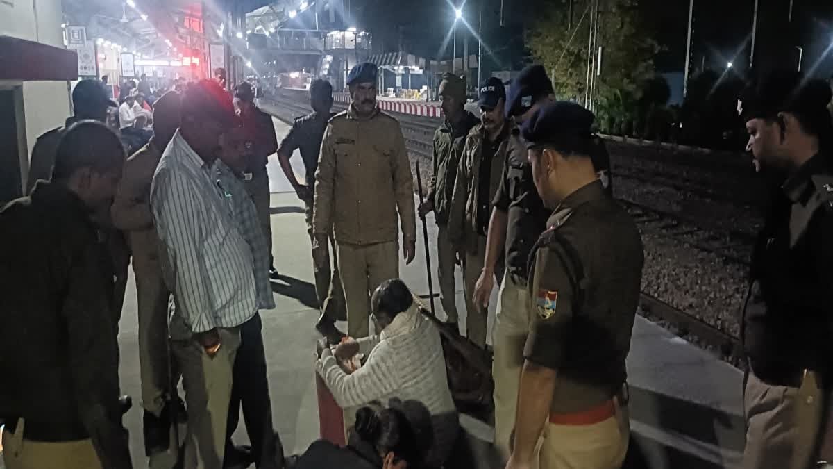 दिल्ली कार ब्लास्ट में उत्तराखंड का युवक हुआ घायल, शादी की शॉपिंग करने गया था, राज्य में चेकिंग तेजदिल्ली कार ब्लास्ट में 9 लोगों की मौत हो चुकी है। 20 लोग घायल हुए हैं। FSL की टीम और अन्य एजेंसियों की टीमें जांच कर रही हैं। इस ब्लास्ट में उत्तराखंड का एक युवक भी घायल हुआ है। ये युवक अपने विवाह की शॉपिंग करने अपने परिवार के साथ दिल्ली गया था। दिल्ली में लाल किले के पास हुए कार ब्लास्ट में गदरपुर का हर्षिल सेतिया पुत्र संजीव सेतिया घायल हुआ है। संजीव सेतिया ने बताया है कि हमारे बेटे की फरवरी में शादी है। वो शादी की शॉपिंग के लिए अपनी मां, छोटे भाई और अपनी होने वाली दुल्हन के साथ शॉपिंग करने गया था। गदरपुर से हर्षिल अपनी कार से दिल्ली गया था। जब सोमवार को लाल किले के पास कार ब्लास्ट हुआ तो वो उसके बराबर वाली रोड से दूसरी तरफ को जा रहे थे। हर्षिल की कार का शीशा खुला होने के कारण उसे कांच के टुकड़े लगे। इससे वो घायल हो गया। इसके बाद हर्षिल को अस्पताल ले जाया गया। डॉक्टरों ने इलाज के बाद उसे खतरे से बाहर बताया है। जल्द ही उसे डिस्चार्ज कर दिया जाएगा। हर्षिल सेतिया की उम्र 28 वर्ष है। वो उधम सिंह नगर जिले में गदरपुर के सरस्वती विहार का रहने वाला है। दिल्ली में घटित हुई घटना के बाद चम्पावत पुलिस ने जनपदभर में सुरक्षा व्यवस्था को और मज़बूत करते हुए सघन चेकिंग अभियान शुरू किया गया। पुलिस अधीक्षक अजय गणपति के निर्देशन में जनपद के सभी राजपत्रित अधिकारी एवं थाना प्रभारियों द्वारा क्षेत्र में गश्त और चेकिंग को तेज़ कर दी। पुलिस टीमों ने होटल, ढाबों, बस अड्डों, टैक्सी स्टैंडों, सार्वजनिक स्थलों और भीड़भाड़ वाले इलाकों में पहुंचकर वाहनों की गहन जांच की। संदिग्ध व्यक्तियों से पूछताछ कर रही है और हर गतिविधि पर पैनी नज़र बनाए हुए हैं। पुलिस बल को लगातार रात्रि गश्त, चेकिंग प्वाइंट निरीक्षण और सीसीटीवी निगरानी बढ़ाने के निर्देश दिए गए हैं। वहीं पुलिस ने आमजन से अपील की है कि किसी भी संदिग्ध व्यक्ति, वाहन या गतिविधि की सूचना तुरंत पुलिस कंट्रोल रूम या नज़दीकी थाना को दें। एक सूचना किसी बड़ी घटना को रोक सकती है।