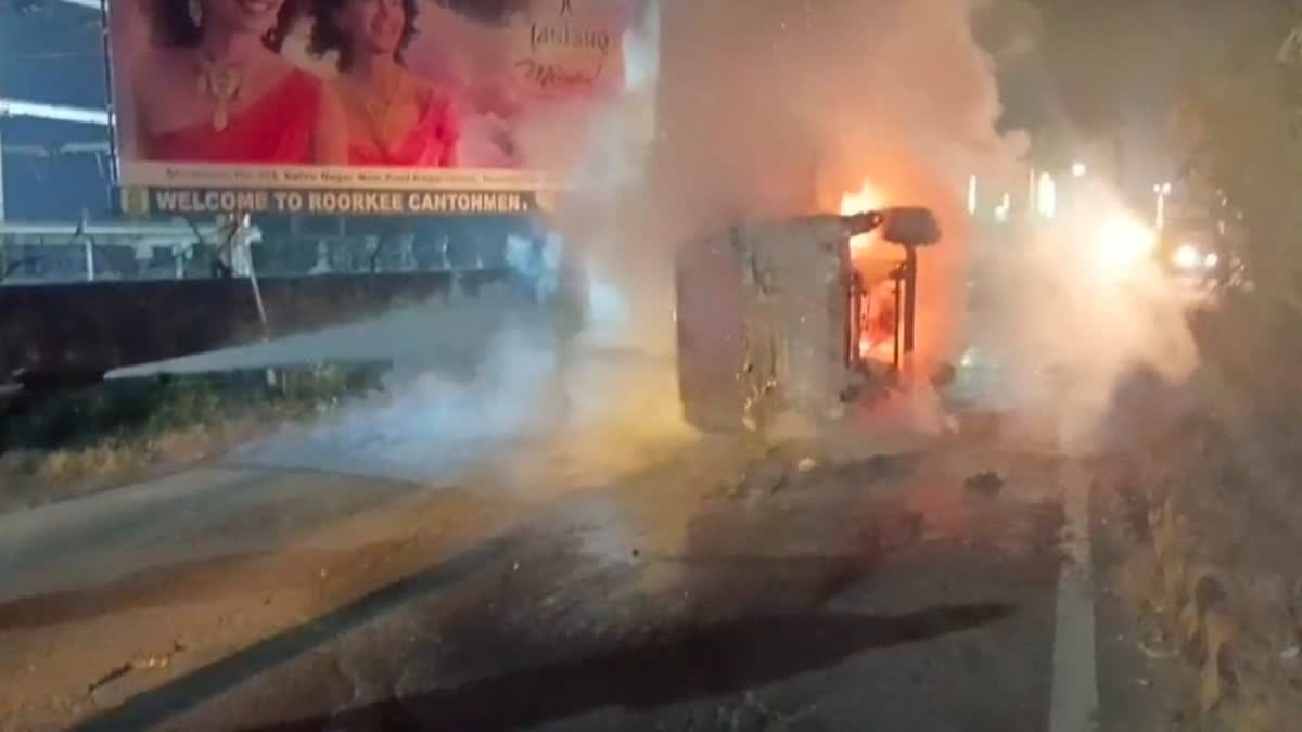 रुड़की में बड़ा हादसा, पिकअप वाहन में लगी आग, सड़क पर मची अफरा-तफरी