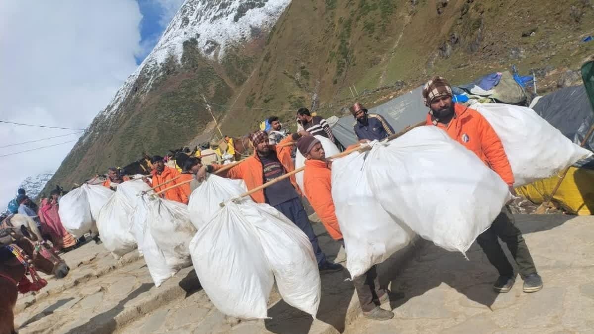 केदारनाथ धाम में श्रद्धालु छोड़ गए 2300 टन कूड़ा, कपाट बंद होने के बाद चलाया गया अभियान