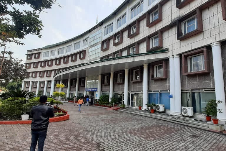 उत्तराखंड सचिवालय में बंपर तबादले, 95 अफसरों-कर्मचारियों के अनुभाग बदले