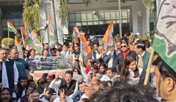 जंगली जानवरों के हमलों पर कांग्रेस का हल्ला बोल, वन विभाग का किया घेराव, पुलिस से हुई नोंक झोंक