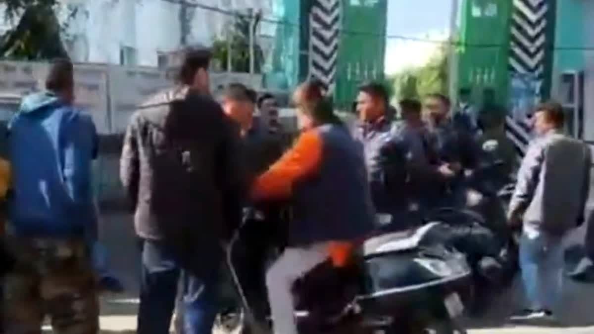 स्कूटी से कोतवाली पहुंचे बीजेपी नेता मदन जोशी, किया आत्मसमर्पण, खारिज हुई थी जमानत याचिका