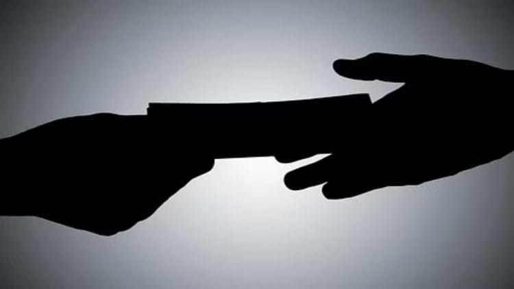 रुड़की अस्पताल में विजिलेंस की बड़ी कार्रवाई, सरकारी डॉक्टर ₹20 हजार रिश्वत के साथ गिरफ्तार