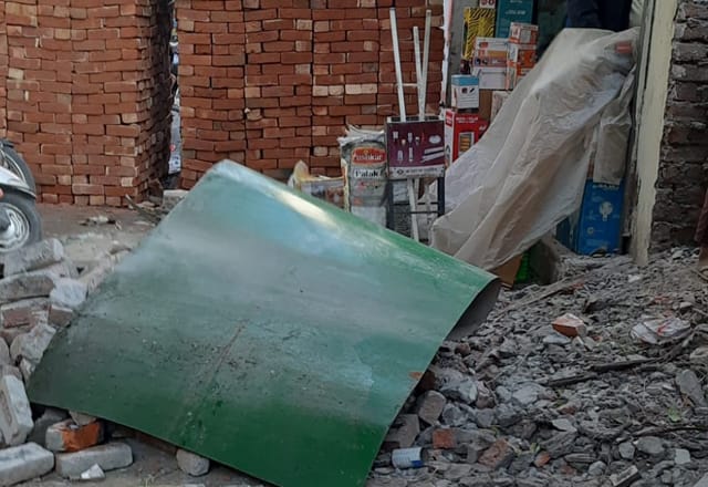 वैध निर्माण जारी, पूर्व सभासद हितेश गुप्ता के खिलाफ प्रशासन से कार्रवाई की मांग