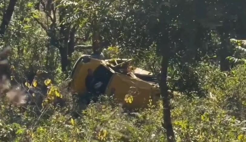 अनियंत्रित होकर खाई में गिरी स्कूल बस, मची चीख-पुकार – Doon Ujala