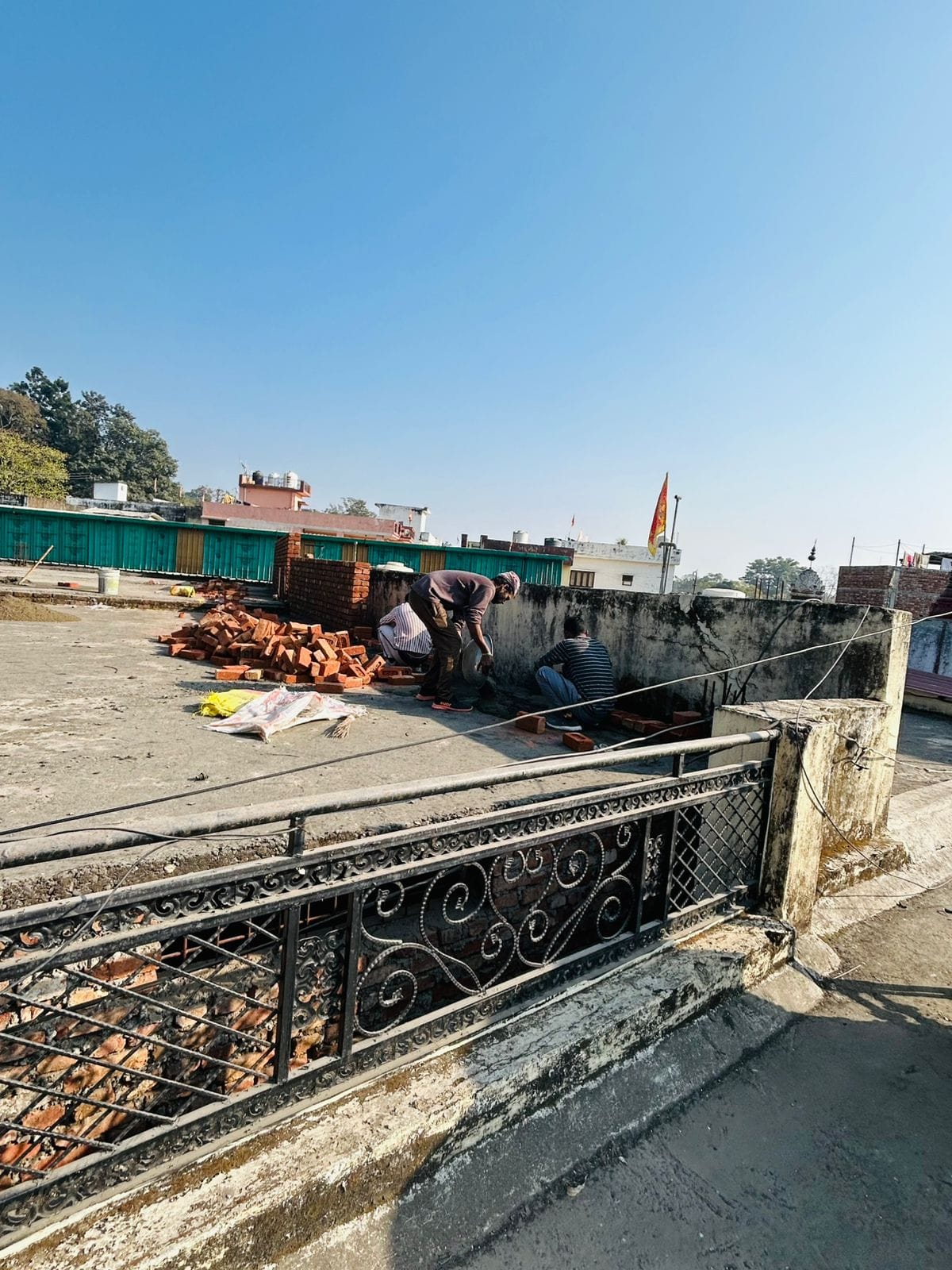 पूर्व पार्षद हितेश गुप्ता द्वारा कानून की धज्जियाँ उड़ाने का आरोप, प्रशासन की भूमिका पर उठे सवाल