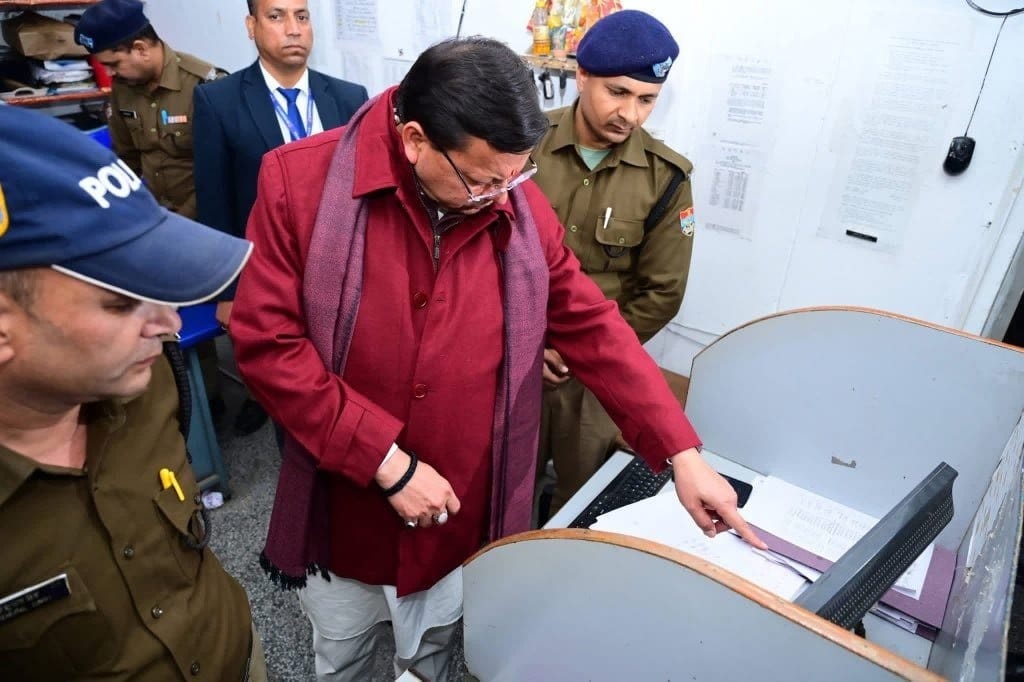 सीएम धामी ने डालनवाला थाने का औचक निरीक्षण कर थानेदार किया लाइन हाजिर