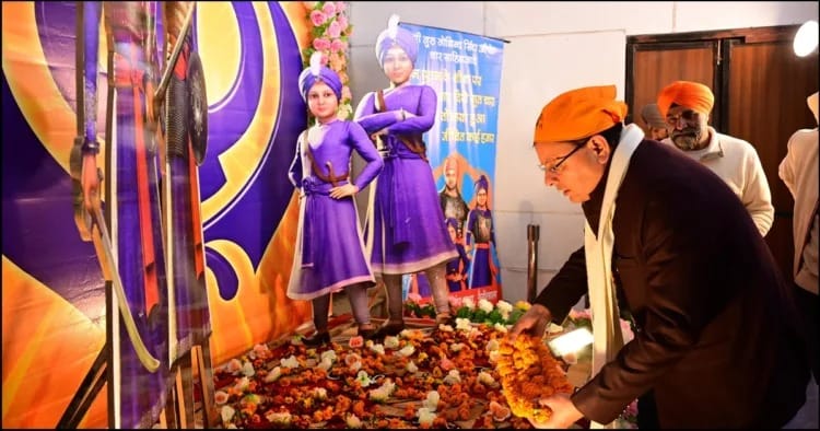 CM पुष्कर सिंह धामी ने गुरुद्वारे में माथा टेका, वीर बाल दिवस पर साहिबजादों के बलिदान को किया नमन
