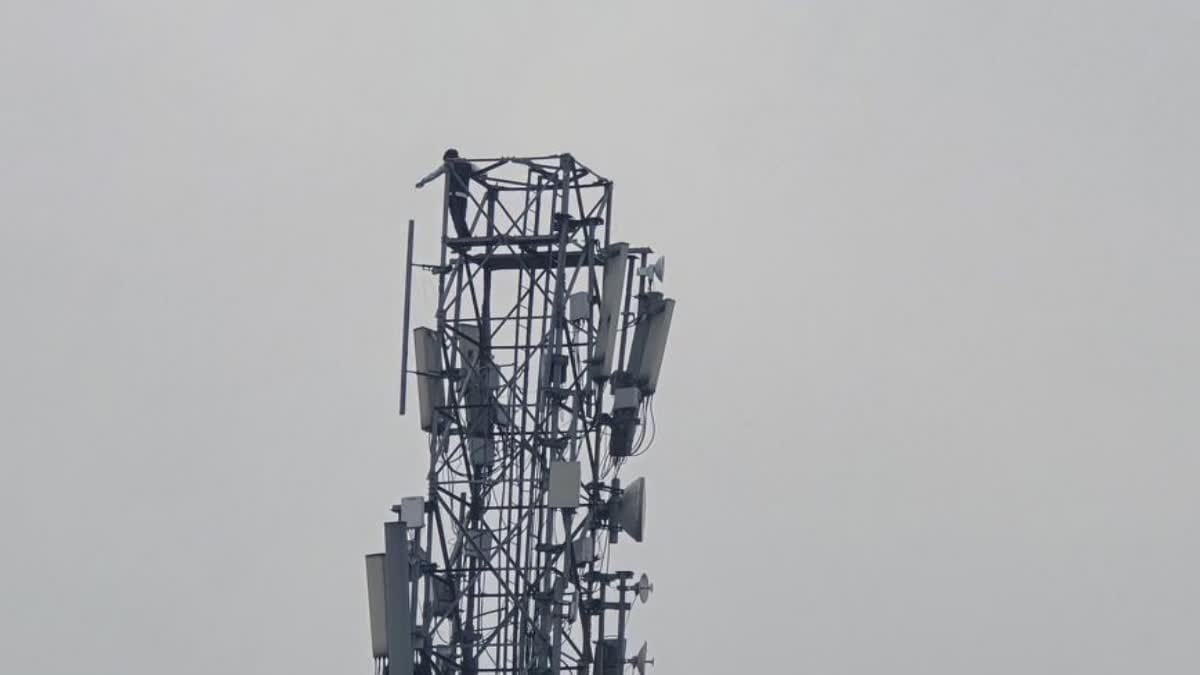 नशे में मोबाइल टावर पर चढ़ा युवक, पुलिस प्रशासन के फूले हाथ पांव, सूझबूझ से बचाई जान