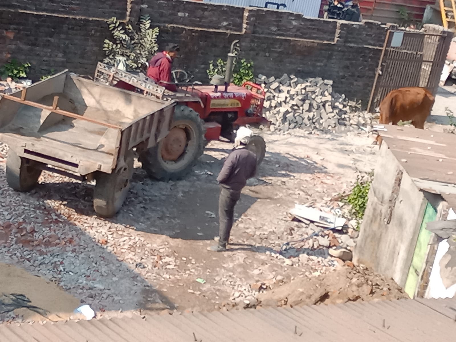 पूर्व पार्षद हितेश गुप्ता के प्लॉट में छावनी परिषद के ट्रैक्टर से मलबा धोने पर उठे सवाल, जांच की मांग