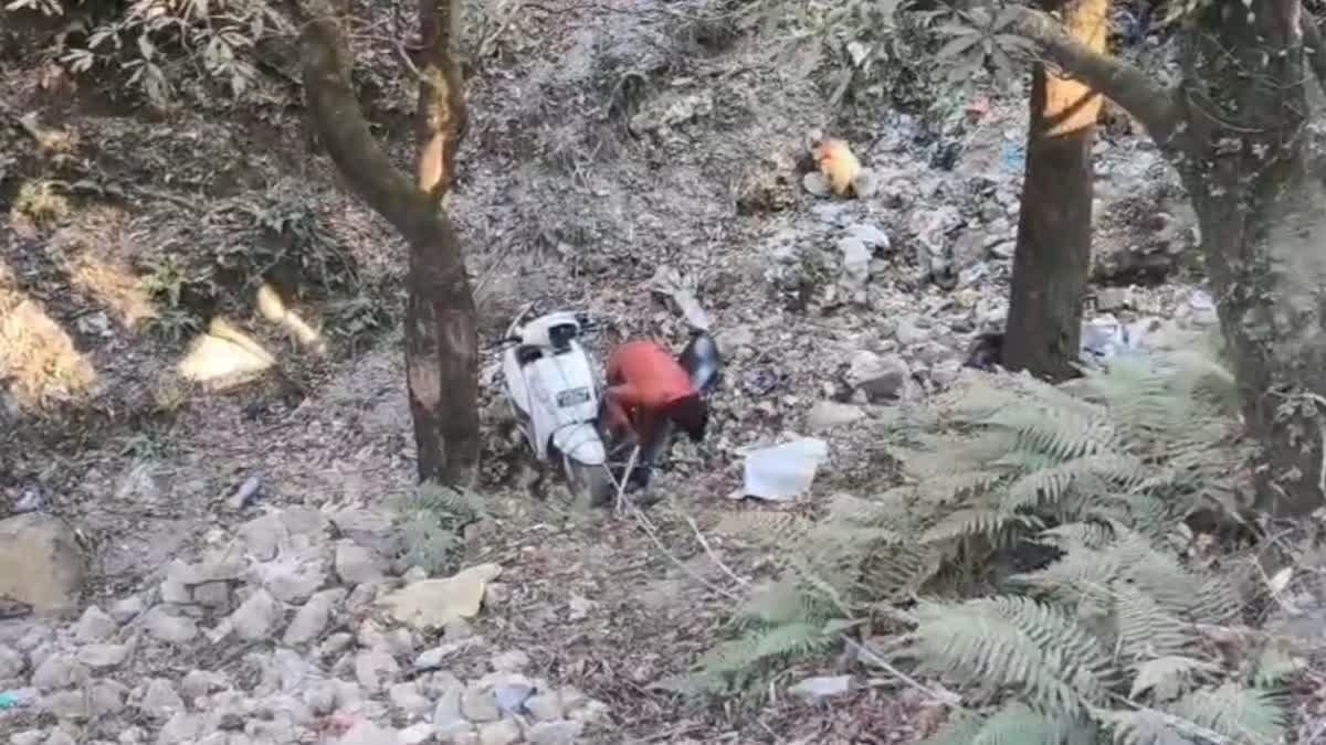 पाले ने बढ़ाई लोगों की मुश्किल, मसूरी में सड़क से फिसलकर खाई में गिरी स्कूटी, दो पर्यटक घायल
