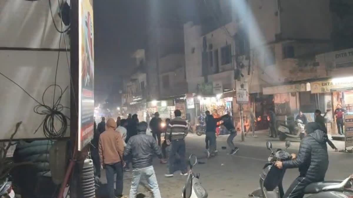 रुड़की में दो गुटों के बीच जमकर चले लात-घूंसे, सीसीटीवी फुटेज खंगाल रही पुलिस