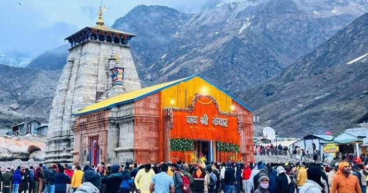 केदारनाथ में सख्ती: मंदिर परिसर में 7 फीट बैरिकेडिंग का प्रस्ताव, रील बनाने वालों पर लगेगा नियंत्रण
