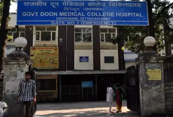 दून अस्पताल की इमरजेंसी में हंगामा: पर्चा बनाने को लेकर तीमारदारों ने की तोड़फोड़