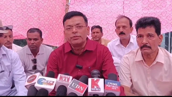जल संस्थान के राजकीयकरण की मांग पर कर्मचारियों का हल्लाबोल, मुख्यालय पर दिया एक दिवसीय धरना