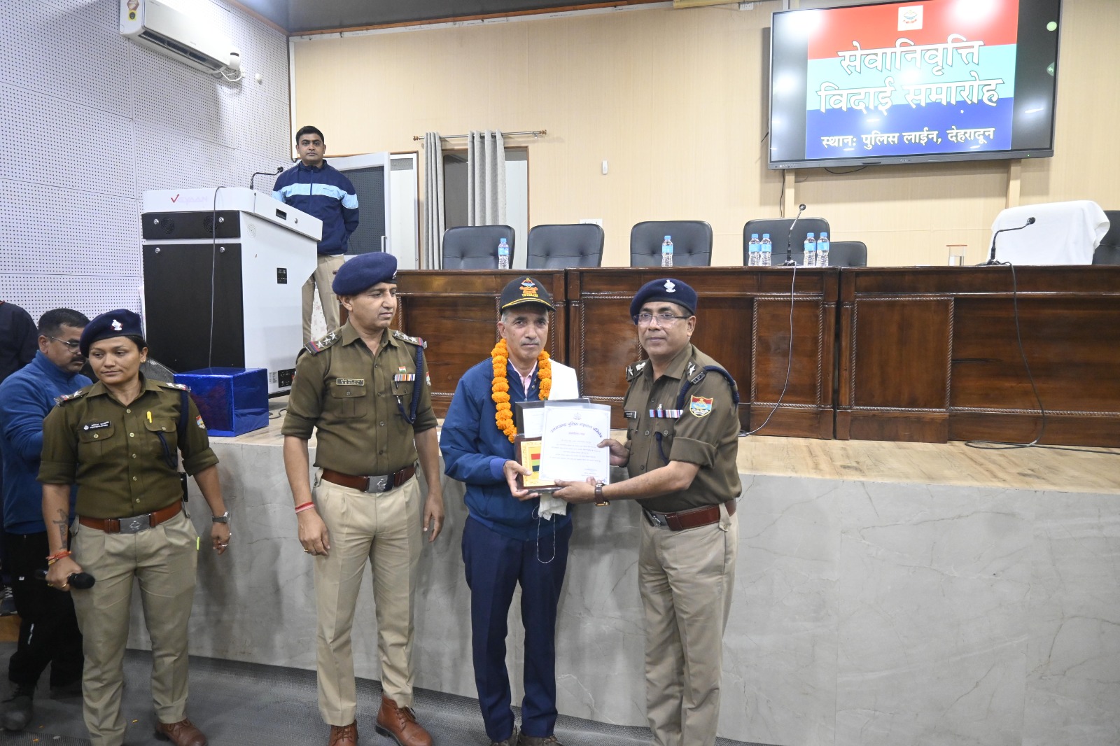 गर्व और भावुक पलों के साथ दून पुलिस ने अपने साथियों को दी विदाई*